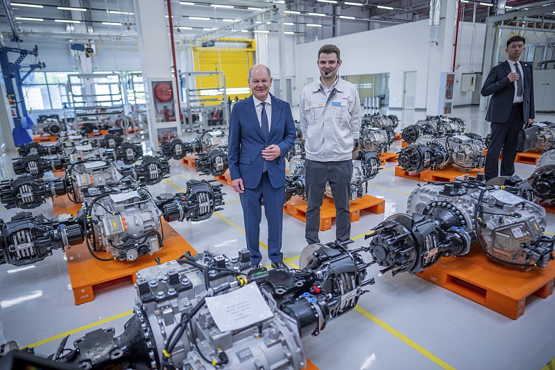 German Chancellor Olaf Scholz (L) visits the Bosch company and its hydrogen drive production facility in Chongqing, southwest China, April 14, 2024. /CFP