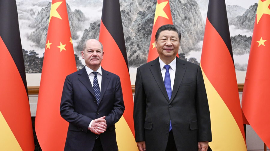 Chinese President Xi Jinping (R) meets with German Chancellor Olaf Scholz in Beijing, China, April 16, 2024. /Xinhua