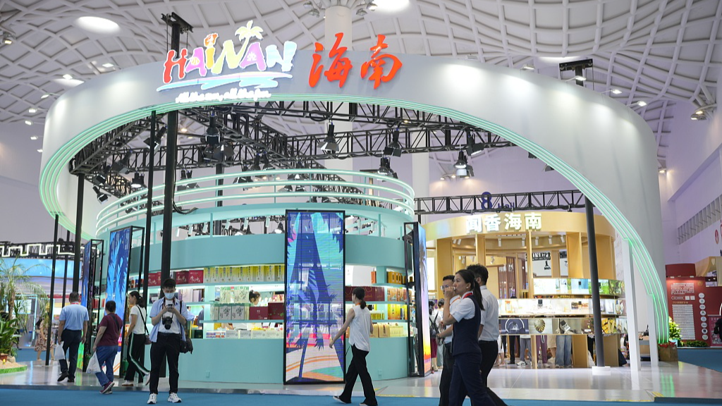 Visitors at the exhibition area for domestic brands at the 4th China International Consumer Products Expo in Haikou City, capital of south China's Hainan Province, April 13, 2024. /CFP