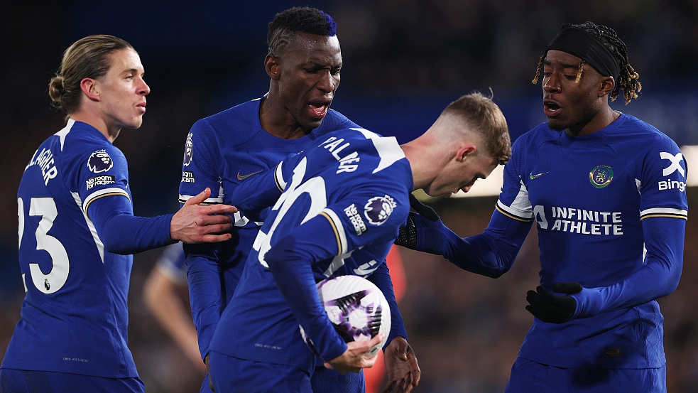 Chelsea players in a heated dispute ahead of a penalty kick during their Premier League clash with Everton at Stamford Bridge in London, England, April 15, 2024. /CFP