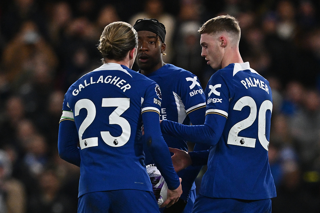 Chelsea captain Conor Gallagher (#23) tries to diffuse tensions during his team's Premier League clash with Everton at Stamford Bridge in London, England, April 15, 2024. /CFP