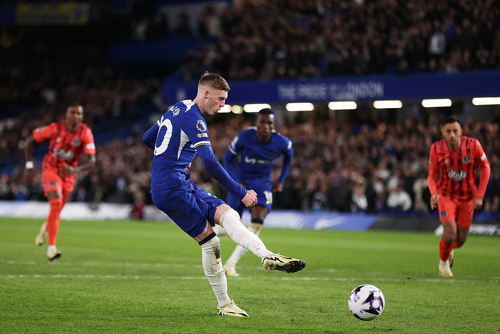 Cole Palmer of Chelsea scores his team's fifth goal, from the penalty spot, during their Premier League clash with Everton at Stamford Bridge in London, England, April 15, 2024. /CFP