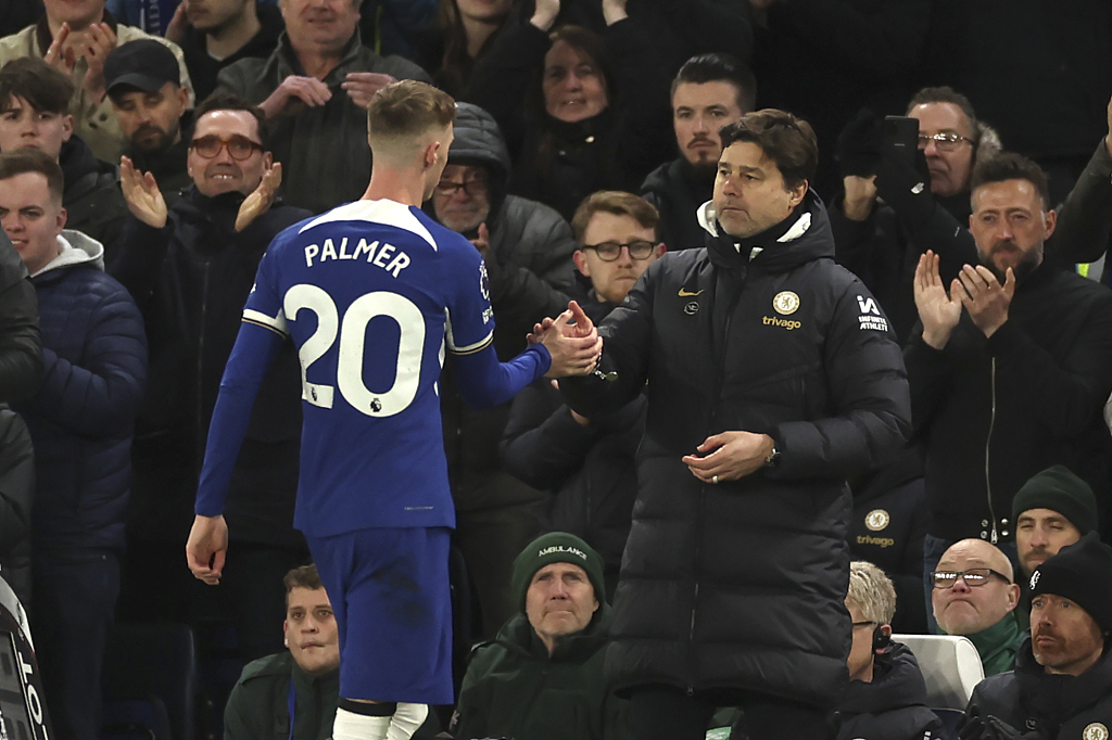 Chelsea manager Mauricio Pochettino shakes hands with Chelsea's Cole Palmer as he is substituted during their Premier League clash with Everton at Stamford Bridge in London, England,  April 15, 2024. /CFP