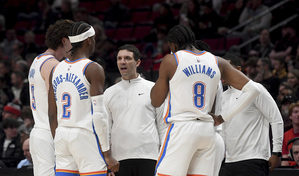 Mark Daigneault (C), head coach of the Oklahoma City Thunder, talks to his players during the game against the Portland Trail Blazers at the Moda Center in Portland, Oregon, March 6, 2024. /CFP