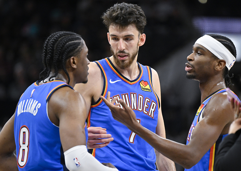 L-R: Jalen Williams, Chet Holmgren and Shai Gilgeous-Alexander of the Oklahoma City Thunder communicate in the game against the San Antonio Spurs at the Frost Bank Center in San Antonio, Texas, February 29, 2024. /CFP