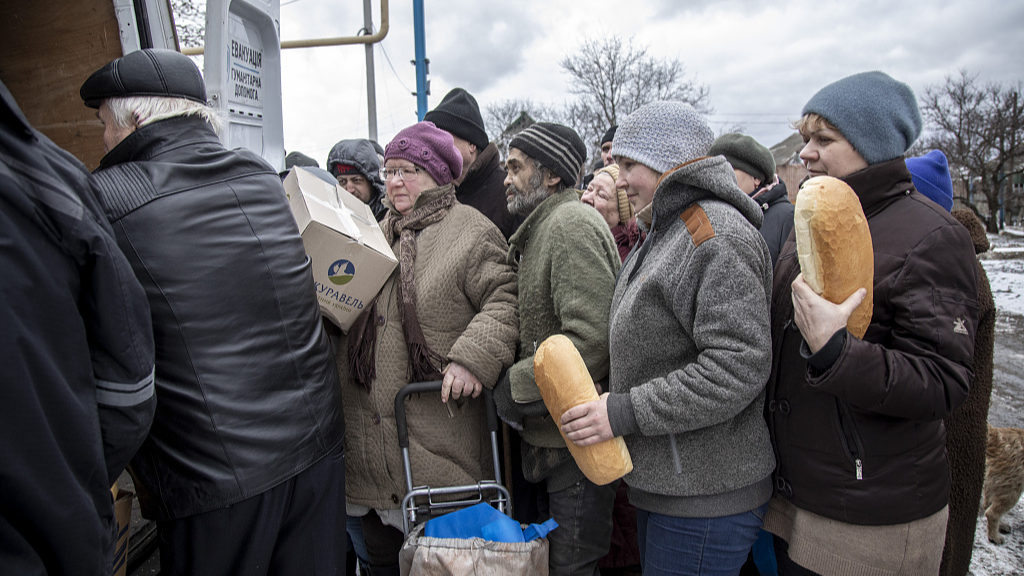 Local civilians queue for humanitarian aid distribution in Ocheretyne, Donetsk region, February 19, 2024. /CFP