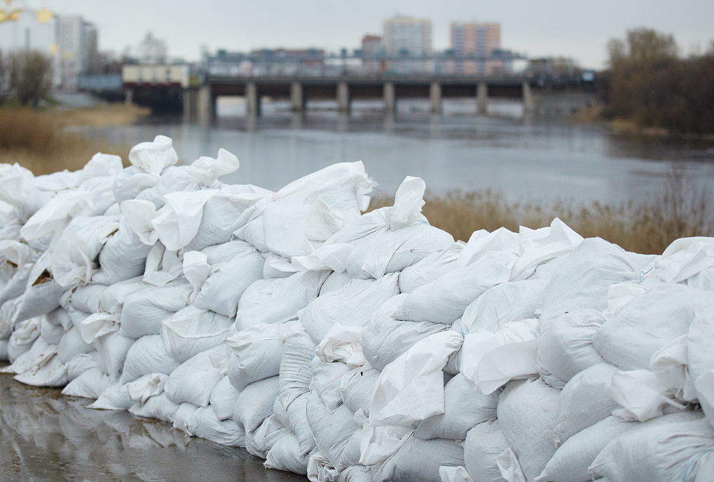 The embankment of the Tobol River reinforced with bags of clay and sand in Kurgan City, Kurgan region, Russia, April 14, 2024. /CFP