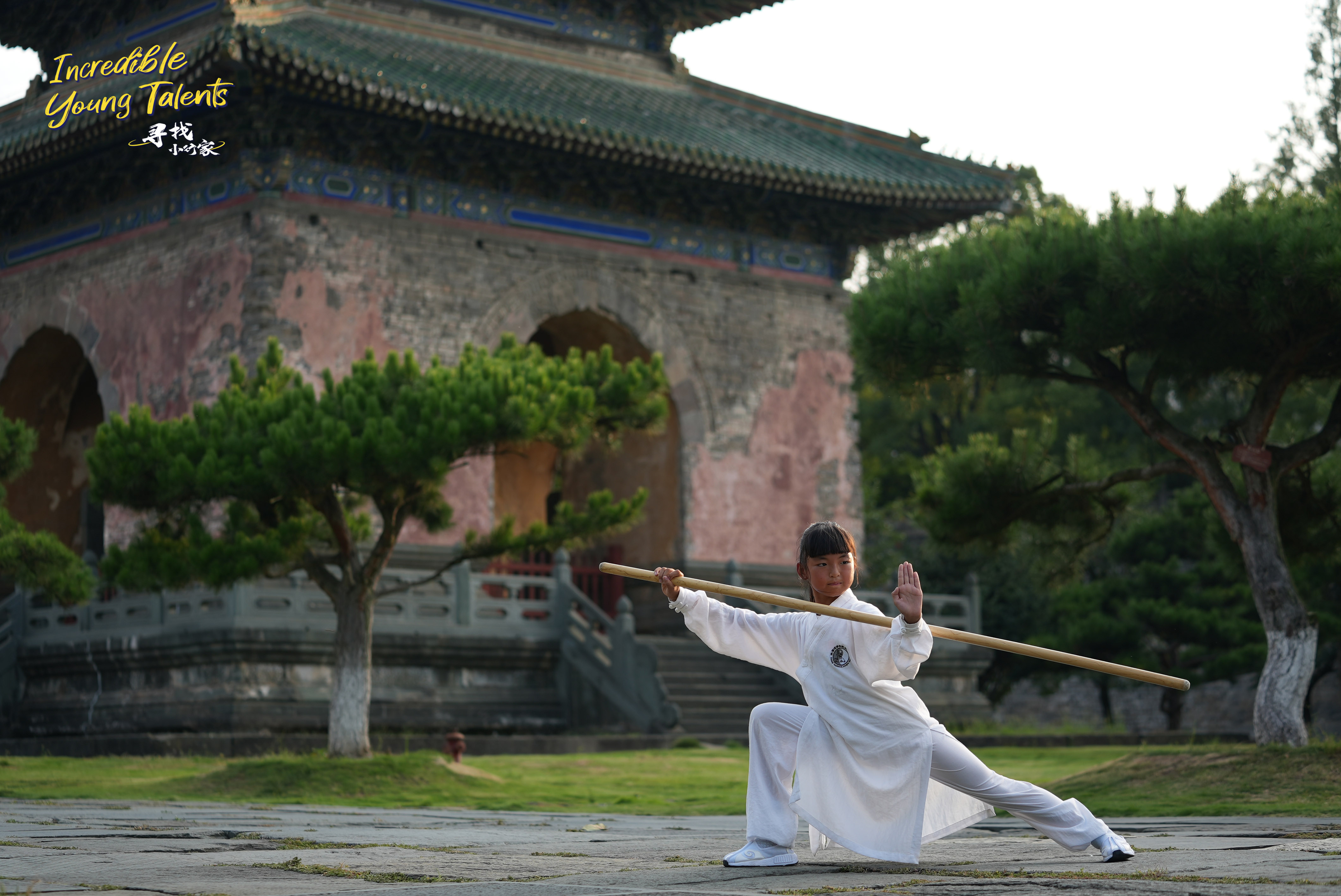 Wudang kung fu young talent Li Muzi poses with a long staff, her favorite weapon, during training. /CGTN