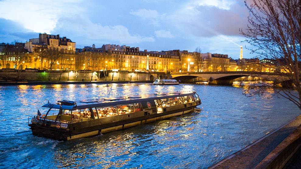 A ship cruising the Seine river in the evening in Paris, France, February 28, 2024. /CFP