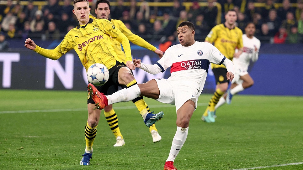 Paris Saint-Germain's Kylian Mbappe (R) and Dortmund's Nico Schlotterbeck vie for the ball during their Champions League clash in Dortmund, Germany, December 13, 2023. /CFP