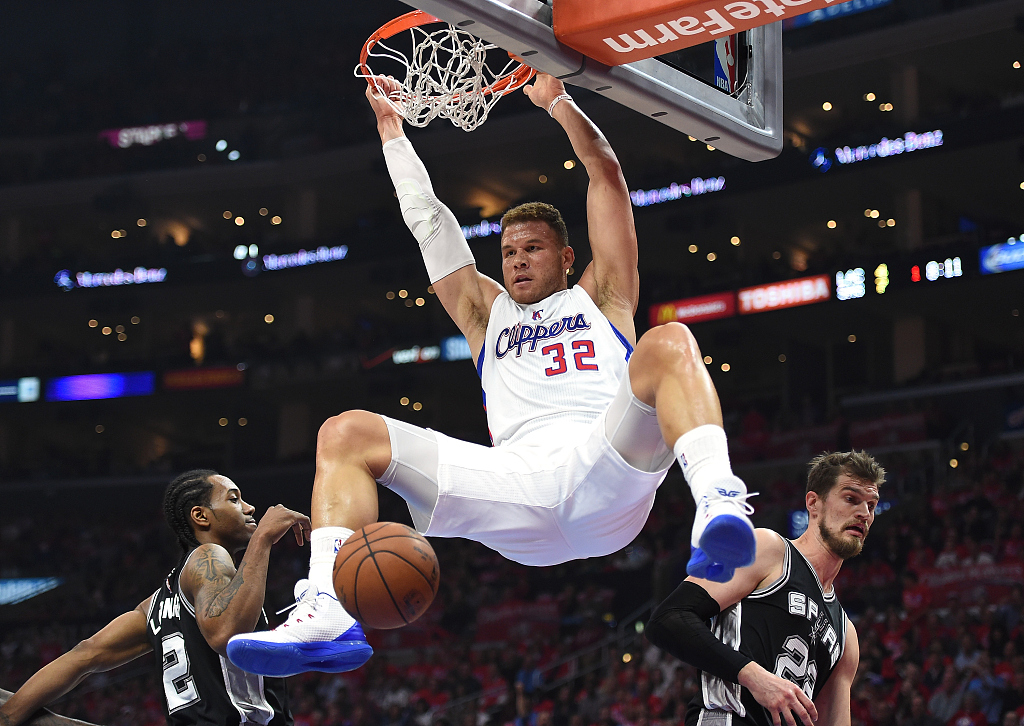 Blake Griffin (#32) of the Los Angeles Clippers dunks in Game 2 of the NBA Western Conference first-round playoffs against the San Antonio Spurs at Staples Center in Los Angeles, California, April 22, 2015. /CFP
