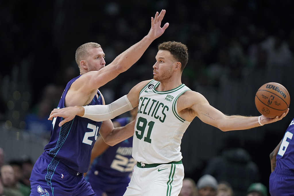 Blake Griffin (#91) of the Boston Celtics passes in the game against the Charlotte Hornets at TD Garden in Boston, Massachusetts, November 28, 2022. /CFP
