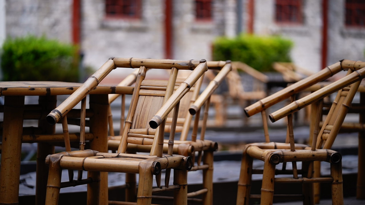 Bamboo chairs like these are a ubiquitous addition to any budget-friendly teahouse. /CGTN
