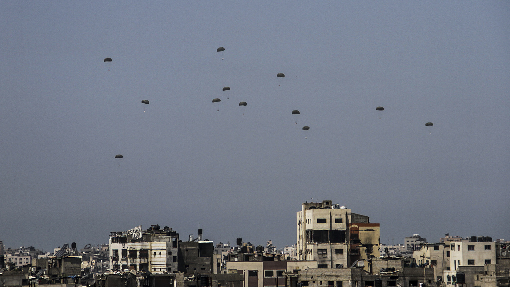Humanitarian aid packages are dropped from a plane as Israeli attacks continue in Gaza, April 16, 2024. /CFP