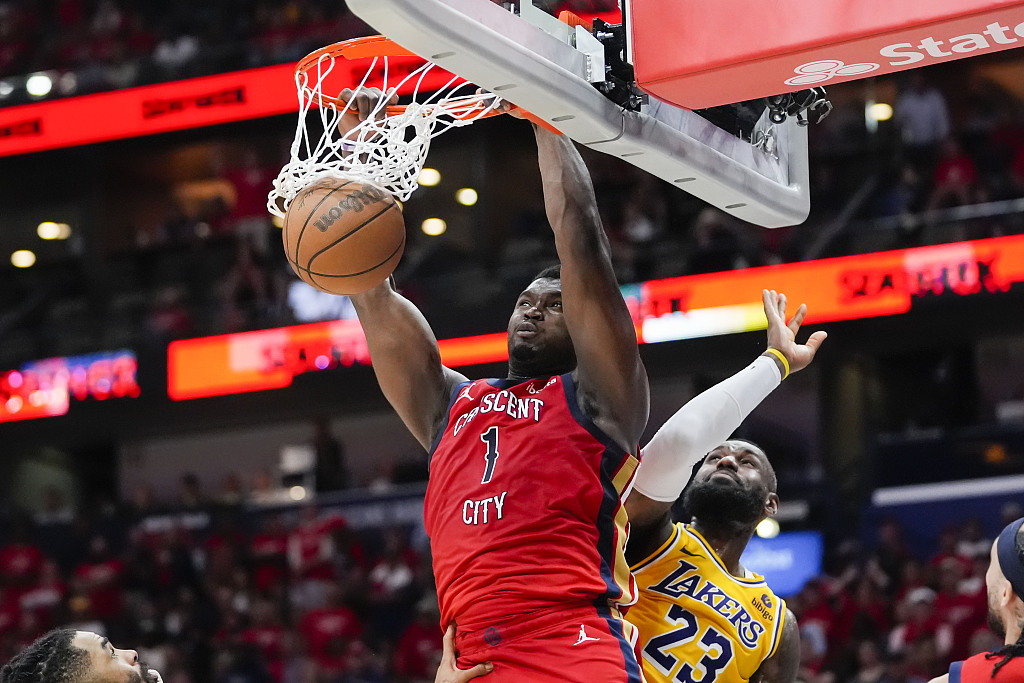 Zion Williamson (#1) of the New Orleans Pelicans dunks in the Western Conference play-in tournament game against the Los Angeles Lakers at Smoothie King Center in New Orleans, Louisiana, April 16, 2024. /CFP