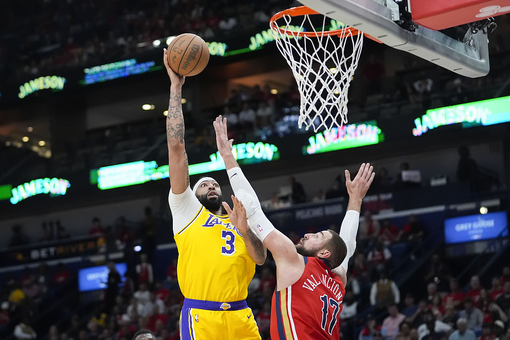 Anthony Davis (#3) of the Los Angeles Lakers shoots in the Western Conference play-in tournament game against the New Orleans Pelicans at Smoothie King Center in New Orleans, Louisiana, April 16, 2024. /CFP