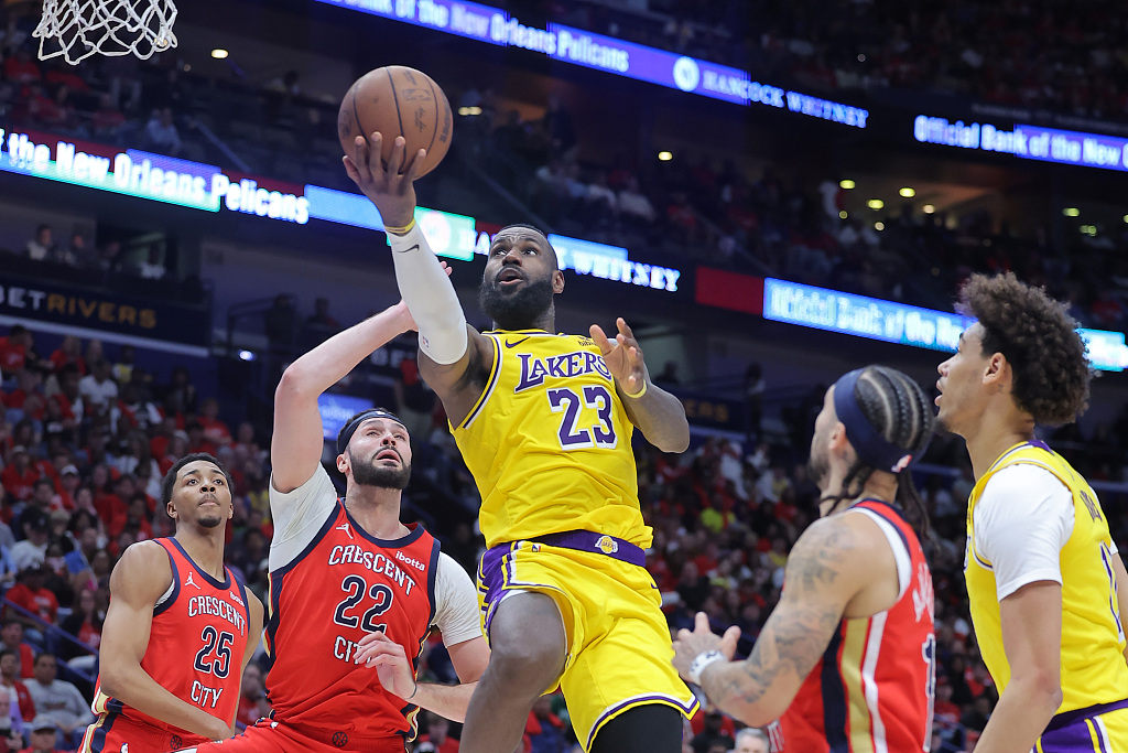 LeBron James (#23) of the Los Angeles Lakers drives toward the rim in the Western Conference play-in tournament game against the New Orleans Pelicans at Smoothie King Center in New Orleans, Louisiana, April 16, 2024. /CFP
