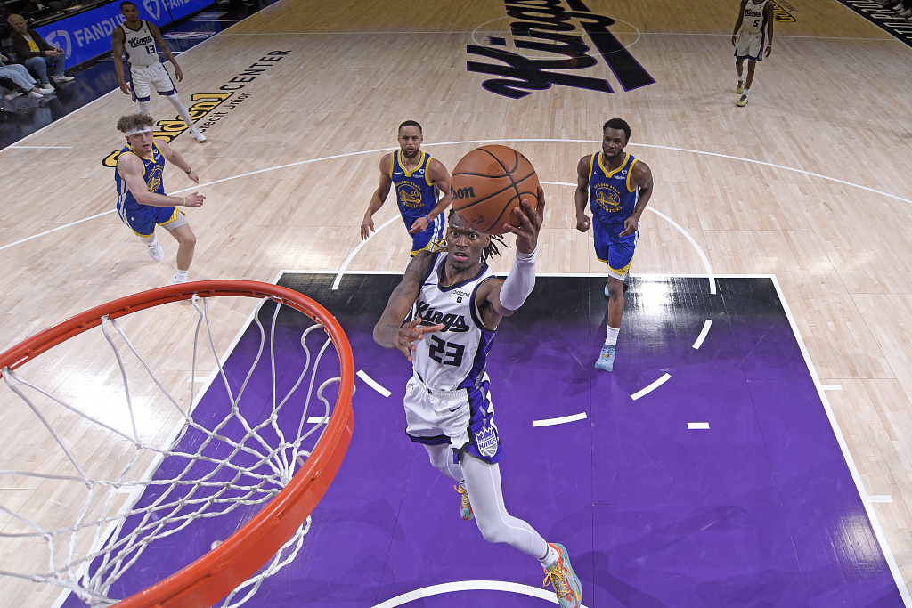 Keon Ellis (#23) of the Sacramento Kings drives toward the rim in the Western Conference play-in tournament game against the Golden State Warriors at Golden 1 Center in Sacramento, California, April 16, 2024. /CFP 
