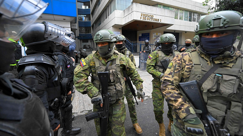 Military and police officers deploy a security operation during the exit of Ecuador's former Vice President Jorge Glas from the Flagrancy Unit of the Public Prosecutor's Office in Quito, Ecuador, April 6, 2024. /CFP