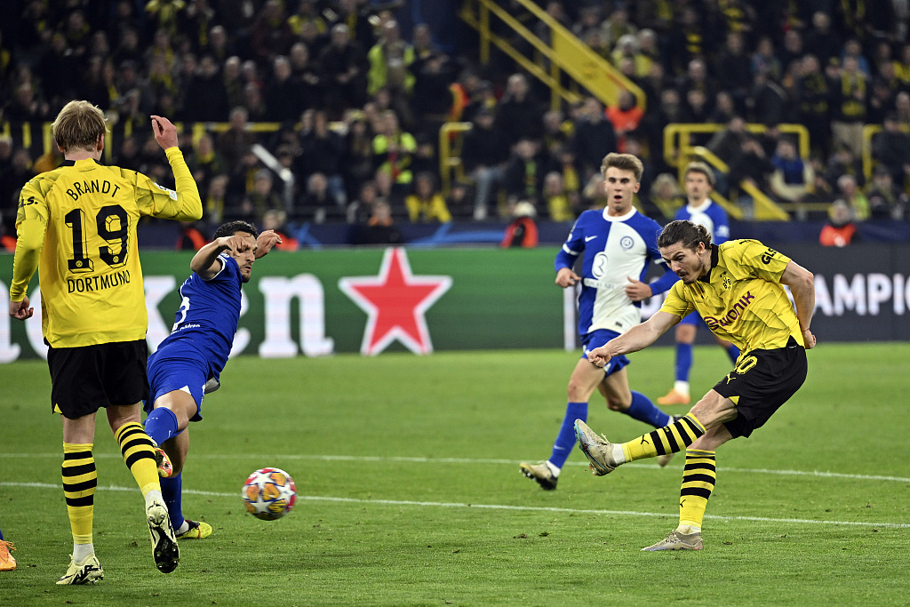 Marcel Sabitzer (R) of Borussia Dortmund shoots in the second-leg game of the UEFA Champions League quarterfinals against Atletico Madrid at Westfalenstadion in Dortmund, Germany, April 16, 2024. /CFP