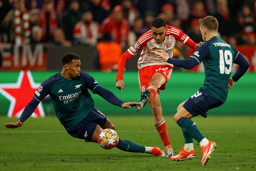 Jamal Musiala (C) of Bayern Munich shoots in the second-leg game of the UEFA Champions League quarterfinals against Arsenal at the Allianz Arena in Munich, Germany, April 17, 2024. /CFP