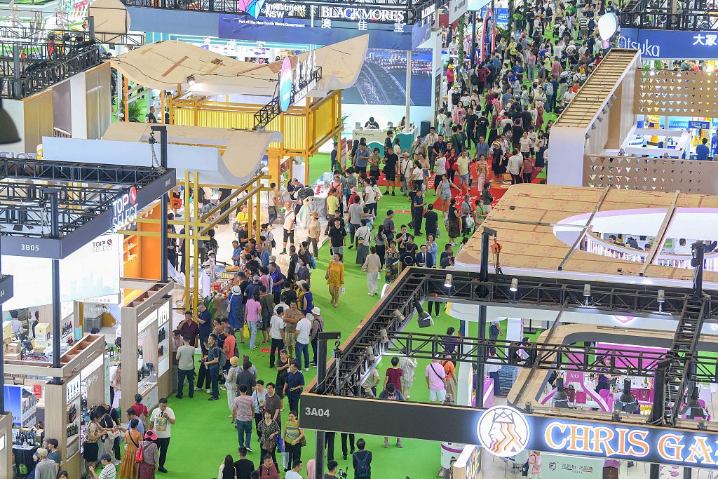 Crowd enjoying the fourth China International Consumer Products Expo, Haikou, Hainan Province, China, April 17, 2024. /CFP