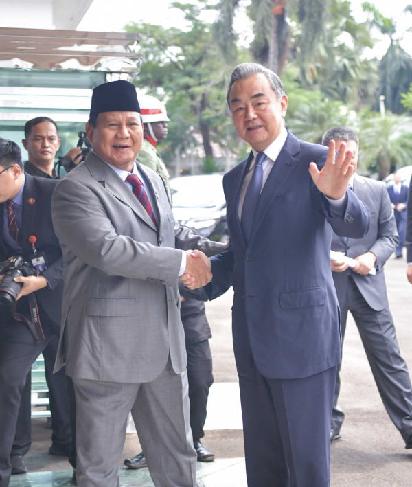 Chinese Foreign Minister Wang Yi shakes hands with Indonesian President-elect Prabowo Subianto in Jakarta, Indonesia, April 18, 2024. /CFP