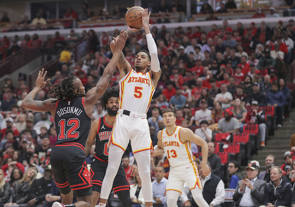 Dejounte Murray (#5) of the Atlanta Hawks shoots in the NBA Eastern Conference play-in tournament game against the Chicago Bulls at the United Center in Chicago, Illinois, April 17, 2024. /CFP