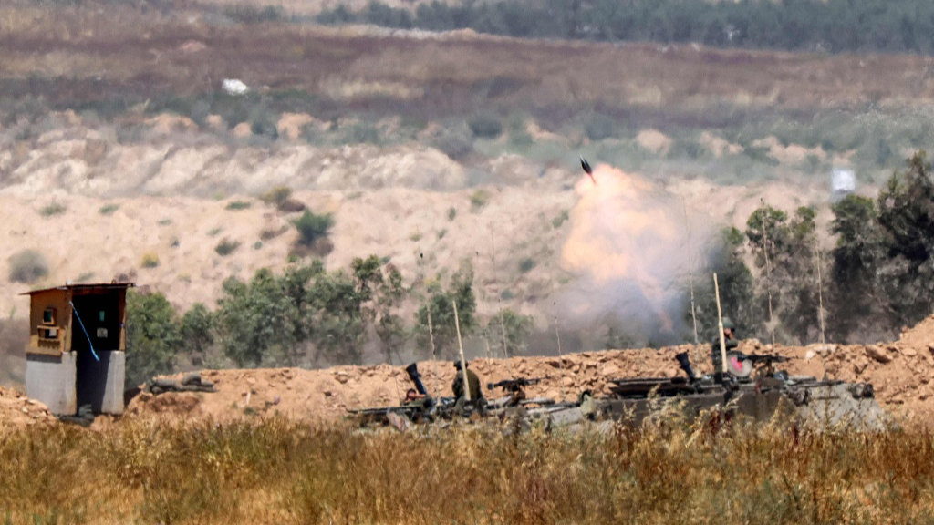 Israeli soldiers fire a mortar round towards Gaza, April 17, 2024. /CFP