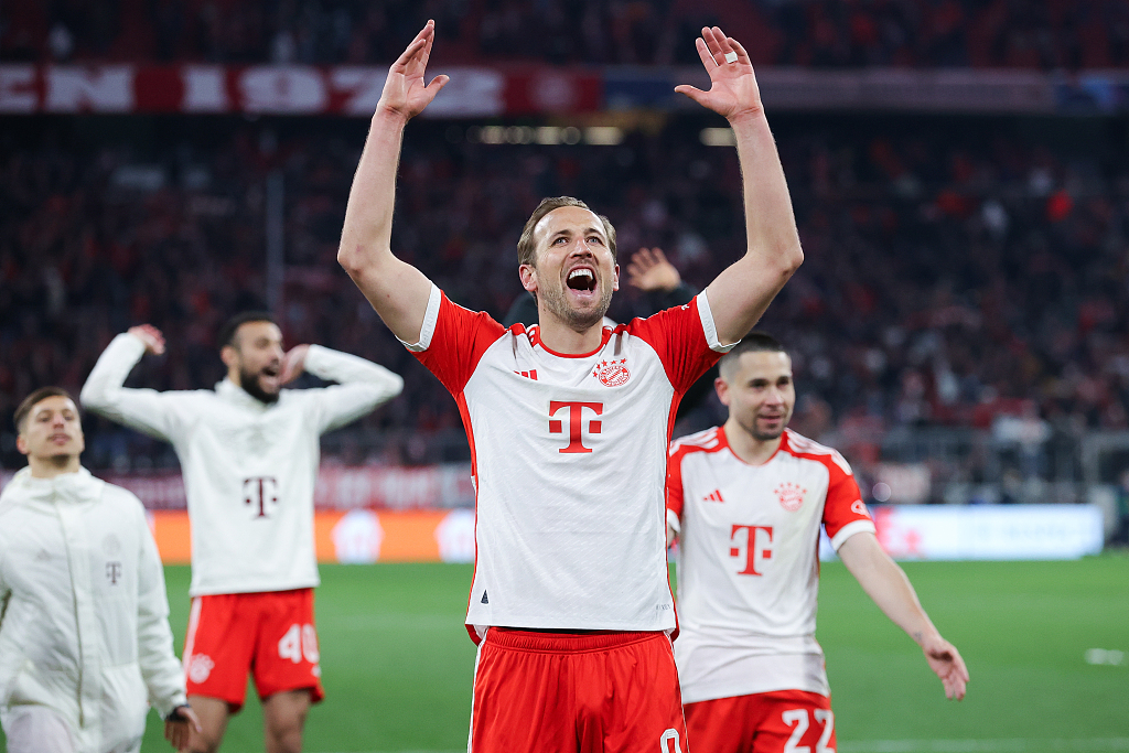Harry Kane of Bayern Munich acknowledges the crowd after his team's Champions League clash with Arsenal at the Allianz Arena in Munich, Germany, April 17, 2024. /CFP