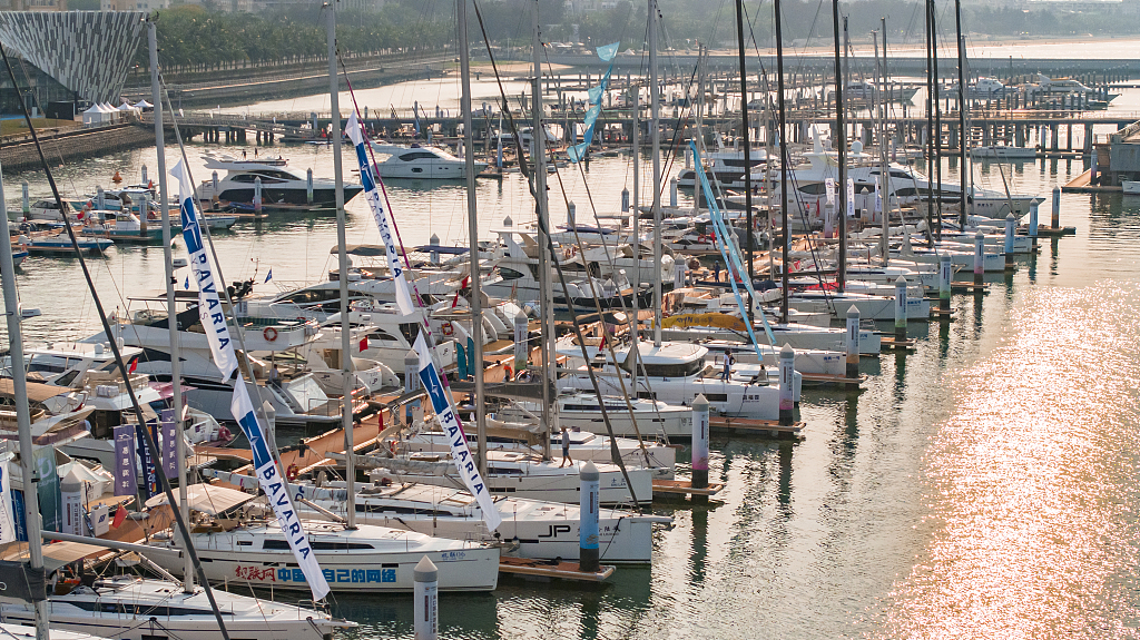 At the Haikou National Sailing Base Public Wharf, the yacht exhibition of the fourth China International Consumer Products Expo is in full swing./CFP