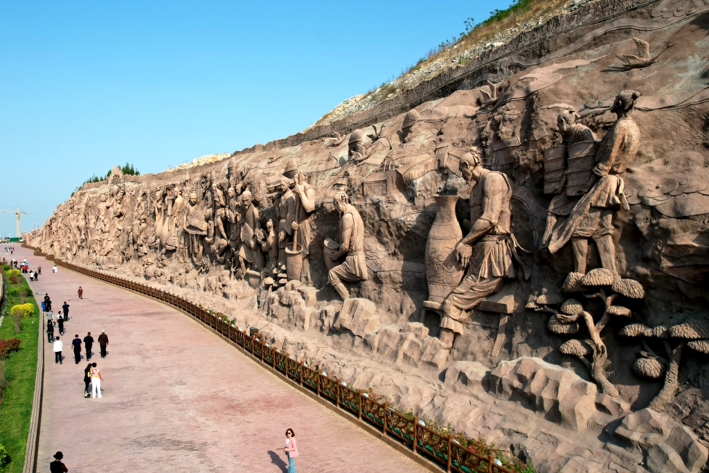 Visitors stroll alongside a mural depicting the heritage of the Cizhou kiln in Handan, Hebei Province, April 17, 2024. /CFP