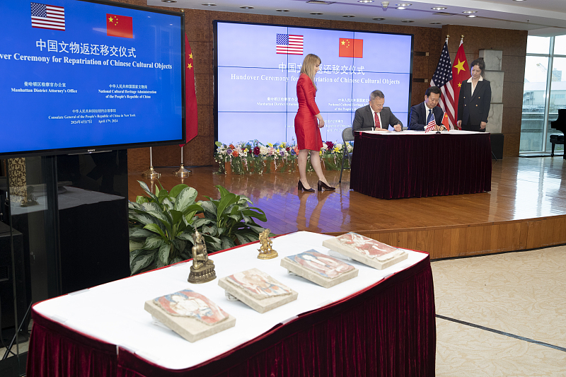 China's Deputy Minister of Culture and Tourism and head of the National Cultural Heritage Administration Li Qun (2nd R) and Matthew Bogdanos (2nd L), chief of the Antiquities Trafficking Unit of the Manhattan District Attorney's Office, sign documents at a handover ceremony at the Chinese Consulate General in New York, the United States, on April 17, 2024. /CFP