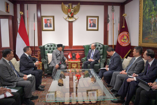 Chinese Foreign Minister Wang Yi (4th, R) meets with Indonesian President-elect Prabowo Subianto in Jakarta, Indonesia, April 18, 2024. /Chinese Foreign Ministry