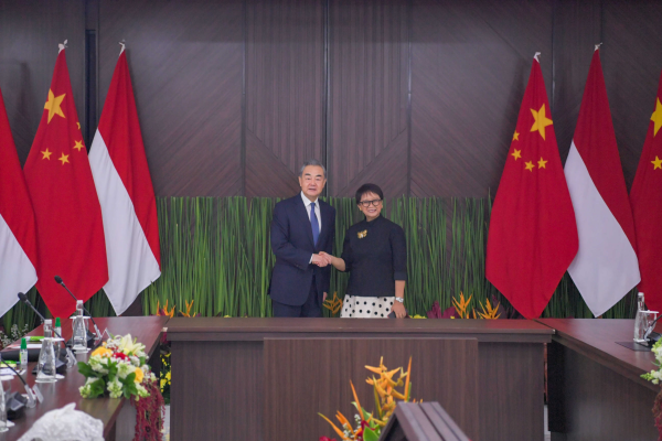 Chinese Foreign Minister Wang Yi (L) shakes hands with Indonesian Foreign Minister Retno Marsudi in Jakarta, Indonesia, April 18, 2024. /Chinese Foreign Ministry