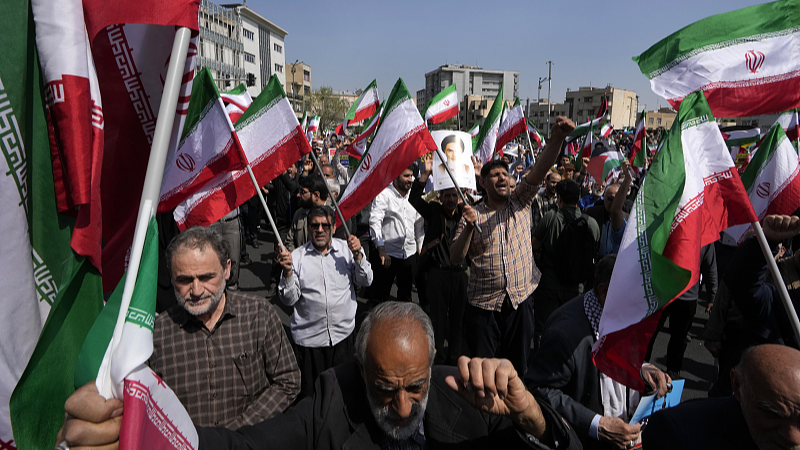 Holding Iranian flags, worshippers chant slogans during an anti-Israeli gathering in Tehran, Iran, April 19, 2024. /CFP
