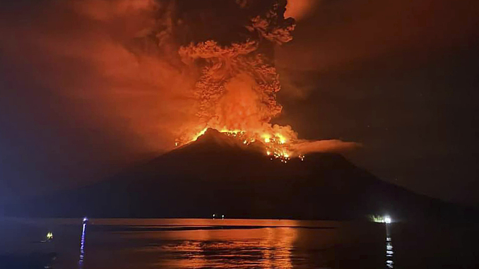 Molten hot lava glows at the crater of Mount Ruang as it erupts in Sanguine Islands, North Sulawesi Province, Indonesia on April 17, 2024. /CFP