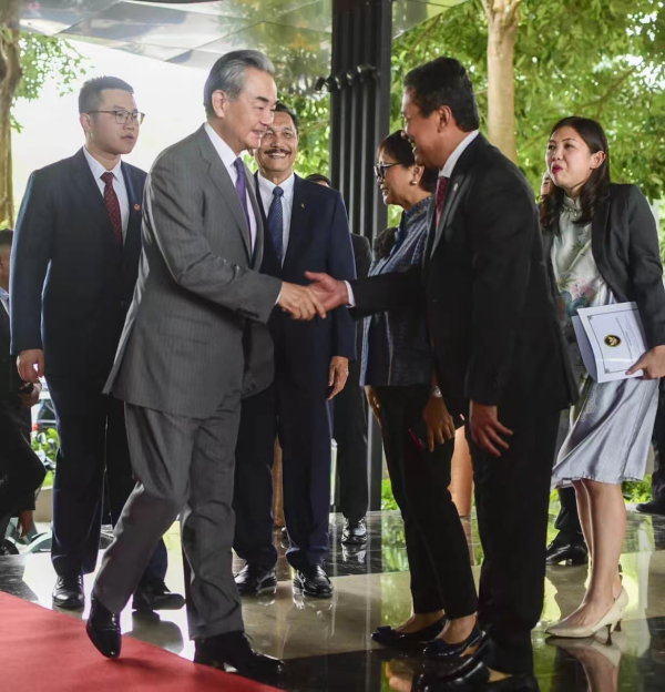 Chinese Foreign Minister Wang Yi (L) shakes hands with Indonesia's Coordinator for Cooperation with China and Coordinating Minister of Maritime Affairs and Investment Luhut Binsar Pandjaitan in Labuan Bajo, Indonesia, April 19, 2024. /Chinese Foreign Ministry