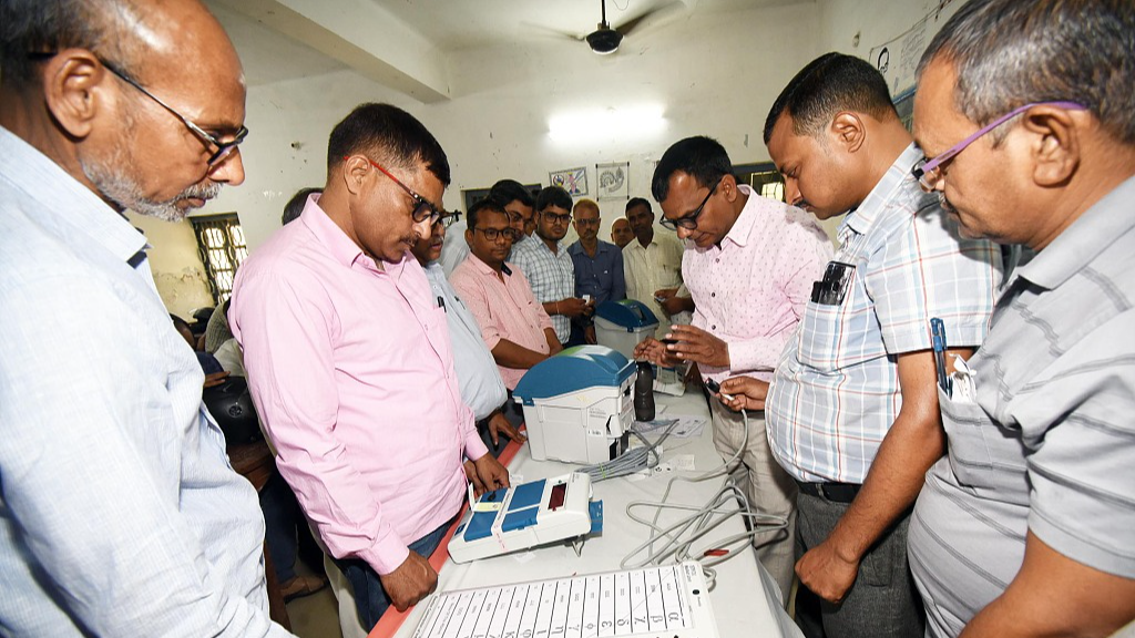 Polling officers attend a training session on the electronic voting machine and the voter verified paper audit trail ahead of the Lok Sabha election at Rajkiya Kanya Uchch Madhyamik Vidyalaya, Shastri Nagar, in Patna, India, April 18, 2024. /CFP