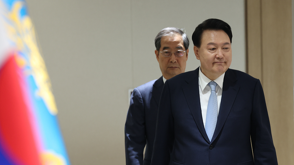 South Korean President Yoon Suk-yeol (front) walks with Prime Minister Han Duck-soo into a meeting in Seoul, South Korea, April 26, 2024. /CFP