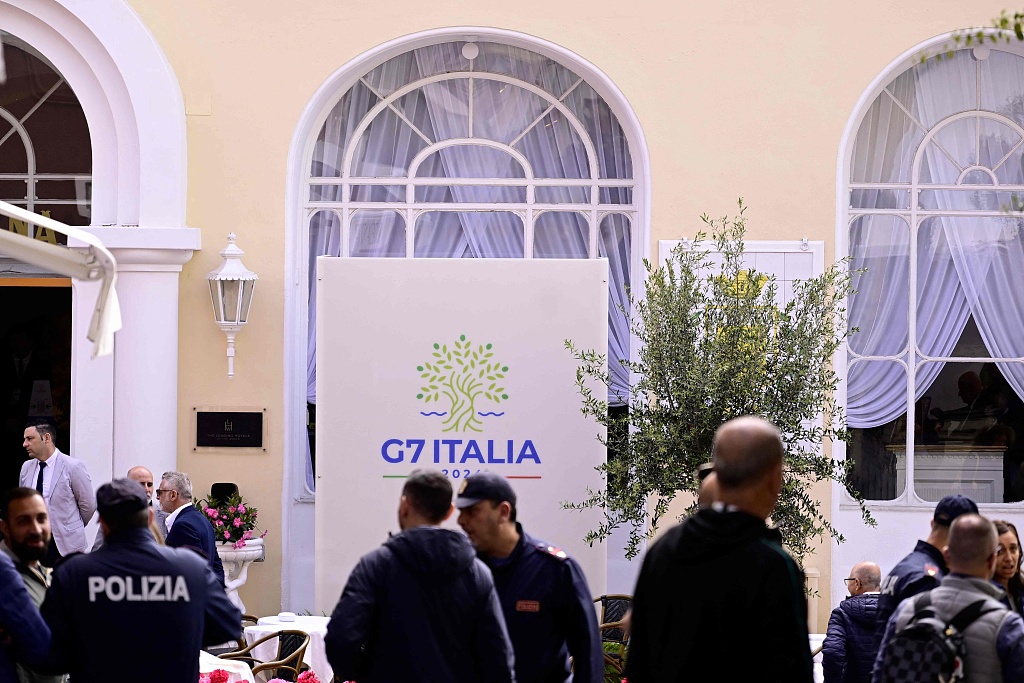Italian police officers stand in front of the Grand Hotel Quisisana before the G7 Foreign Ministers' Meeting on Capri, Italy, April 17, 2024. /CFP