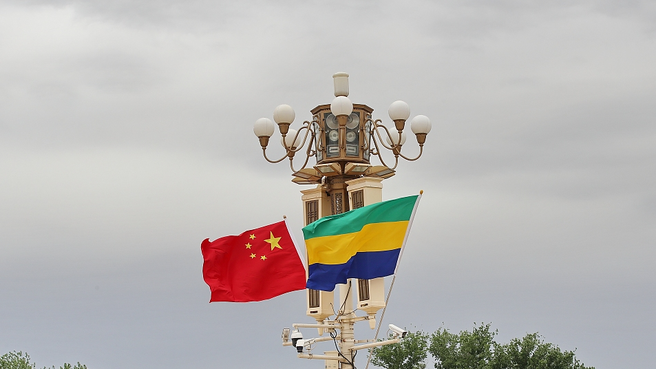 The national flags of China and Gabon flutter in the wind in Beijing, China, April 20, 2023. /CFP