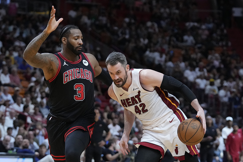 Kevin Love (R) of the Maimi Heat penetrates in the NBA Eastern Conference play-in tournament game against the Chicago Bulls at Kaseya Center in Miami, Florida, April 19, 2024. /CFP