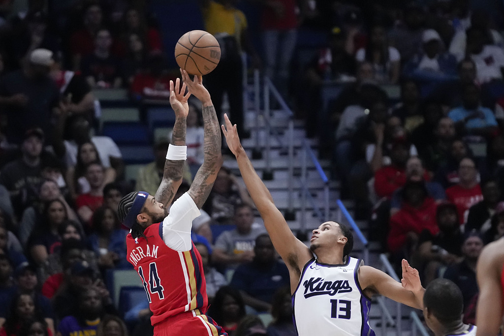 Brandon Ingram (L) of the New Orleans Pelicans shoots in the NBA Western Conference play-in tournament game against the Sacramento Kings at Smoothie King Center in New Orleans, Louisiana, April 19, 2024. /CFP