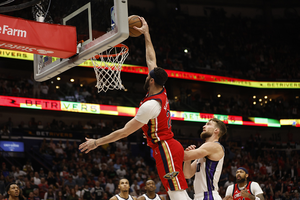 Larry Nance Jr. (L) of the New Orleans Pelicans dunks in the NBA Western Conference play-in tournament game against the Sacramento Kings at Smoothie King Center in New Orleans, Louisiana, April 19, 2024. /CFP