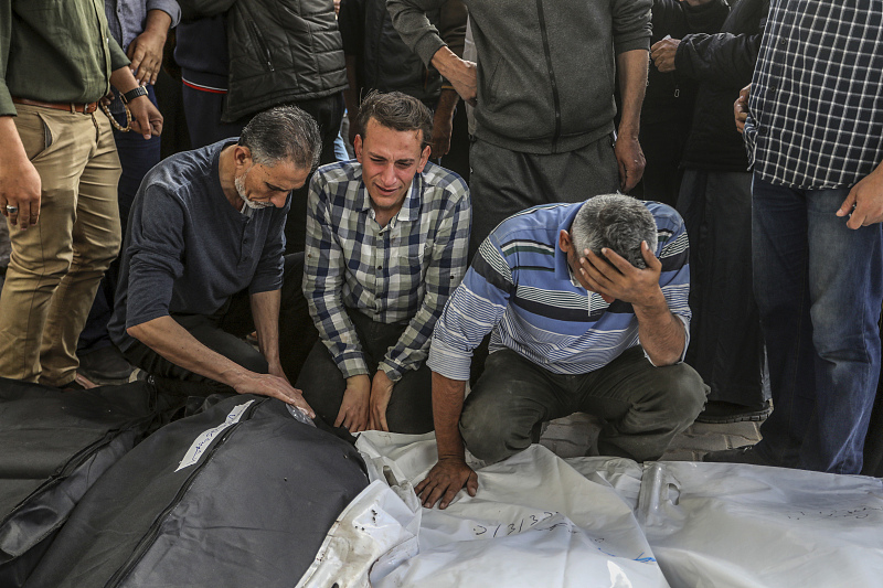 Palestinians bid farewell to their dead relatives, at the Al-Najjar Hospital where nine members of the Abu Radwan family were killed following an Israeli air strike in Rafah, 20 April 2024. /CFP