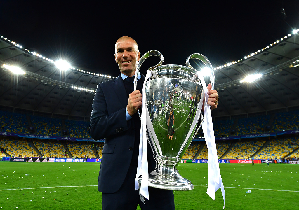 Zinedine Zidane, manager of Real Madrid, celebrates with the UEFA Champions League trophy after beating Liverpool 3-1 at NSC Olimpiyskiy Stadium in Kyiv, Ukraine, May 26, 2018. /CFP