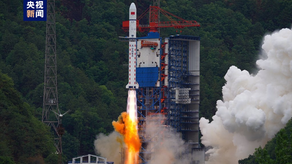 A Long March-2D rocket, carrying the Yaogan-42 02 satellite, blasts off from the Xichang Satellite Launch Center, southwest China's Sichuan Province, April 21, 2024. /China Media Group