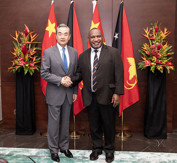 Chinese Foreign Minister Wang Yi (L) shakes hands with Papua New Guinea Prime Minister James Marape in Port Moresby, Papua New Guinea, April 21, 2024. /Chinese Foreign Ministry
