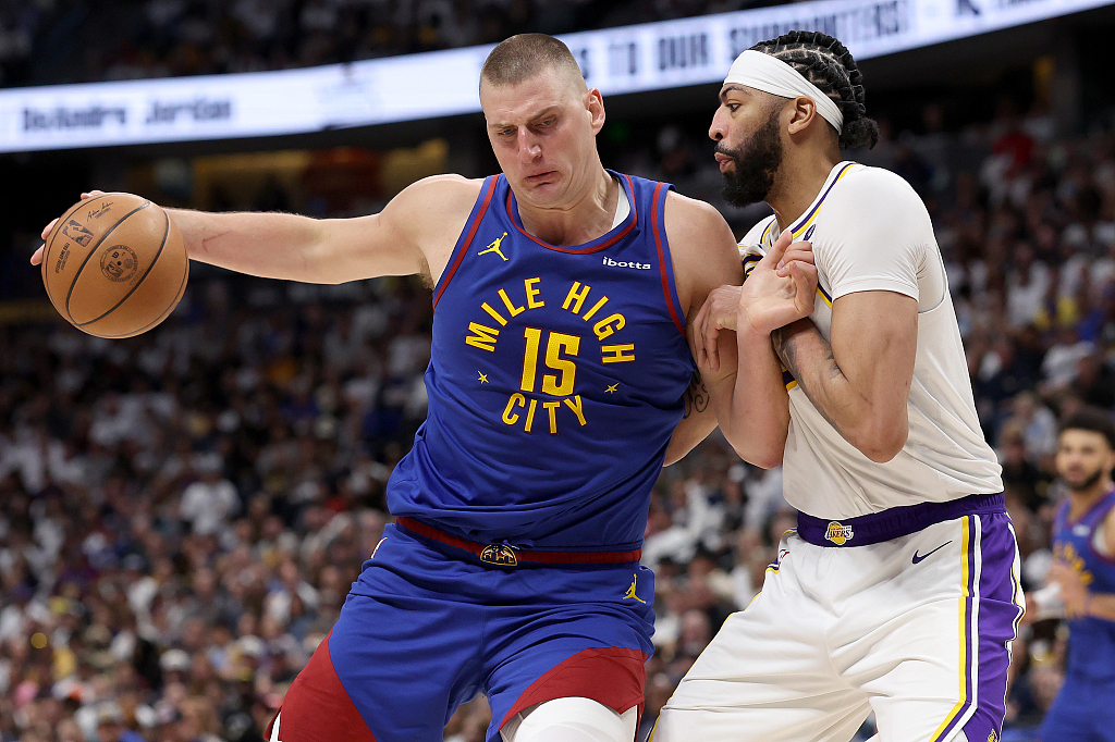 Anthony Davis (R) of the Los Angeles Lakers guards Nikola Jokic of the Denver Nuggets in Game 1 of the NBA Western Conference first-round playoffs at Ball Arena in Denver, Colorado, April 20, 2024. /CFP